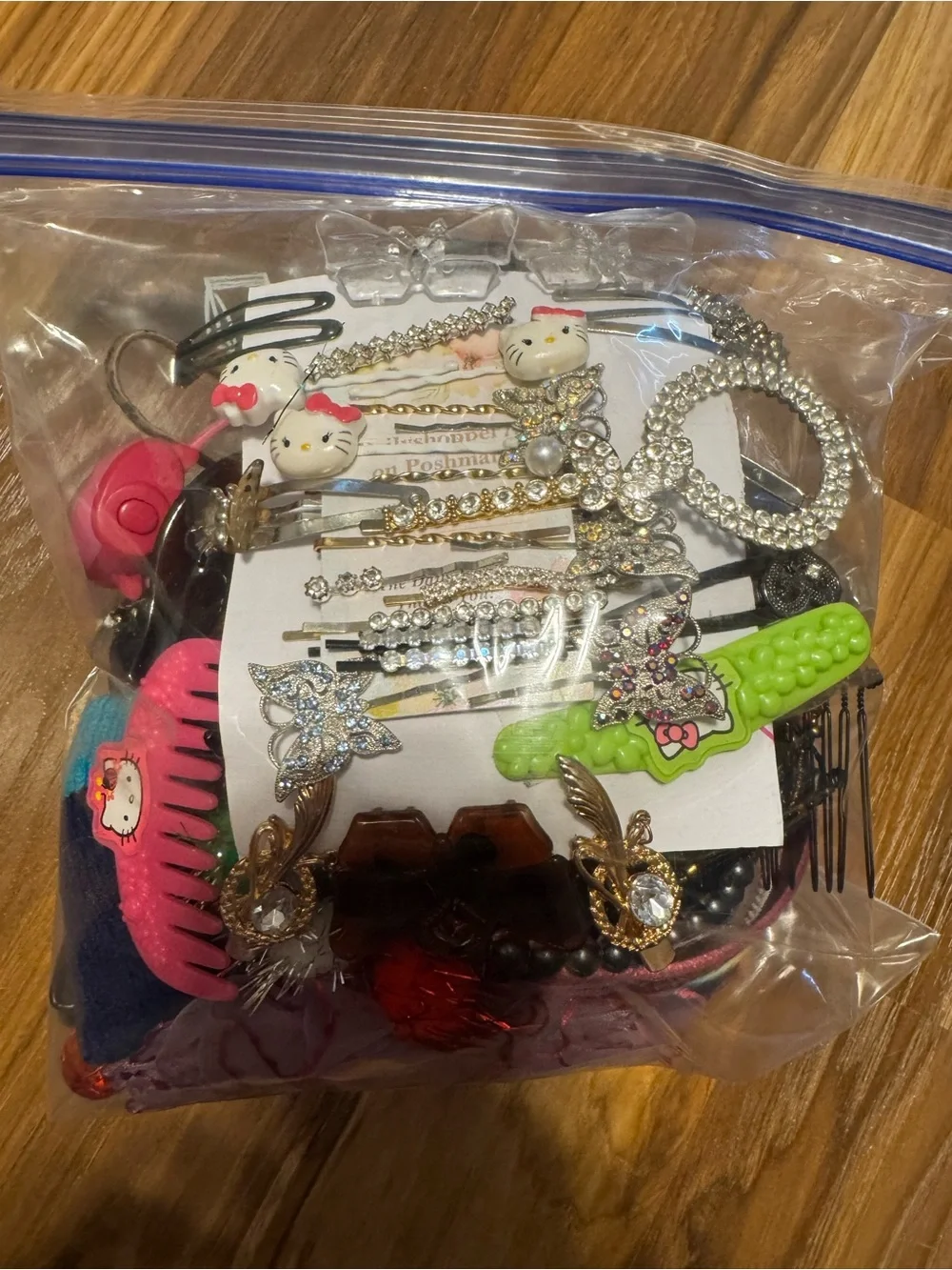 Vintage big bag of hair clips and claws never used. Includes hello kitty 😻♥️